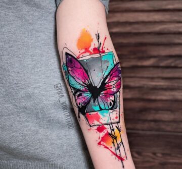 Цветастая бабочка, акварельная тату на предплечье