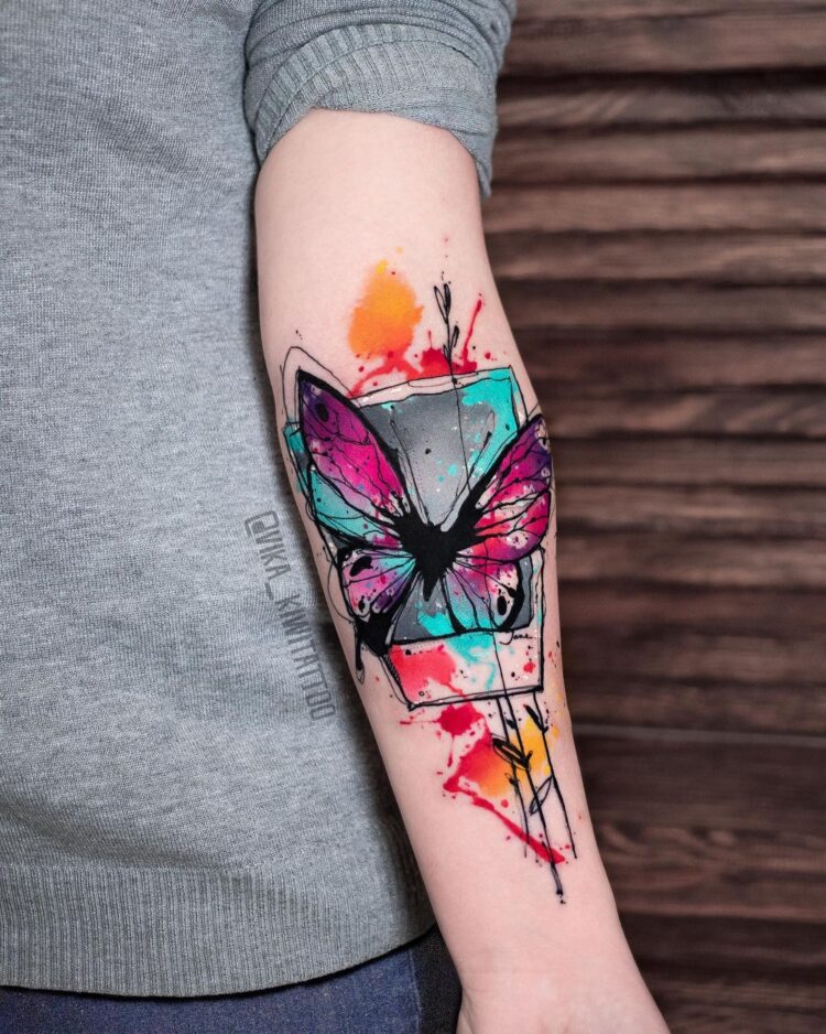 Цветастая бабочка, акварельная тату на предплечье
