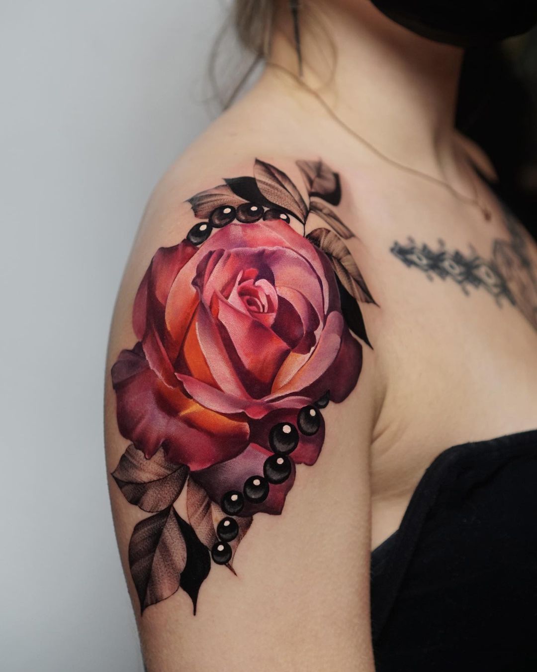 Девушка с розой на плече