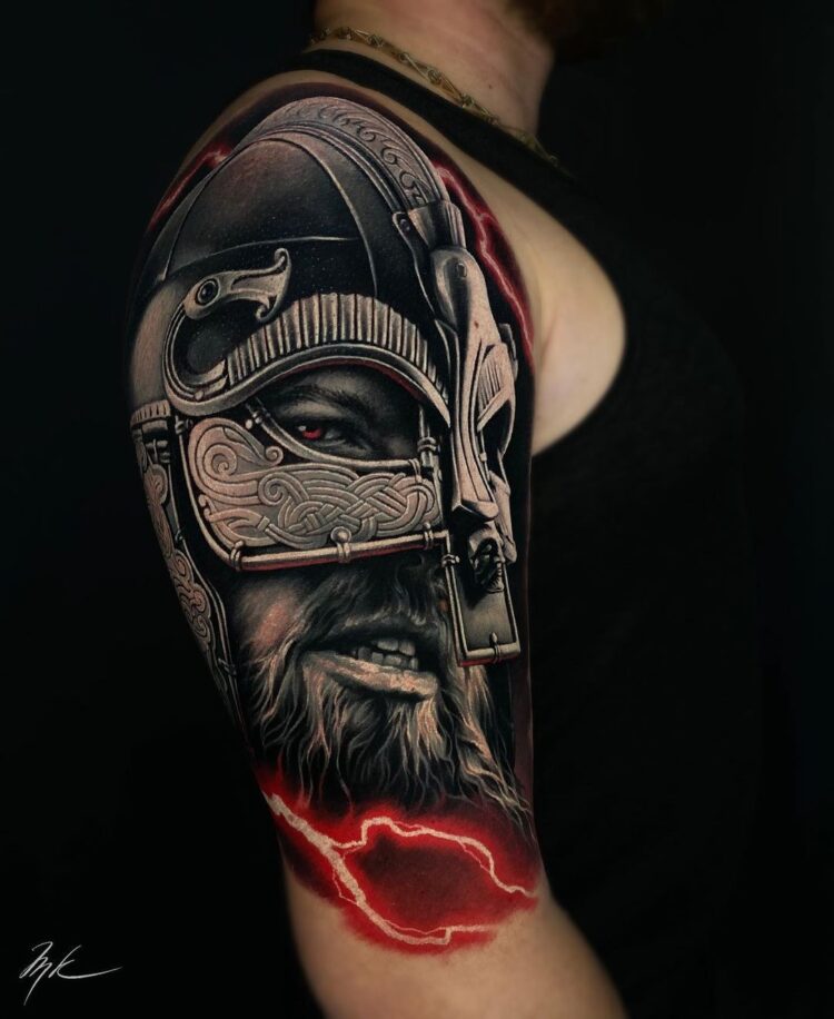 Викинг в шлеме, мужская тату на плече