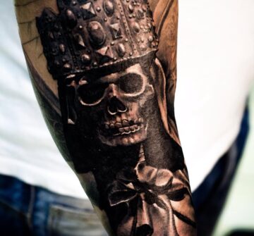 Тату блэк энд грей (black&grey), реализм, черепа на руке у парня