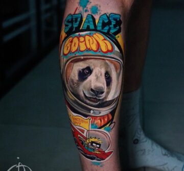 Панда-космонавт, тату на ноге у парня