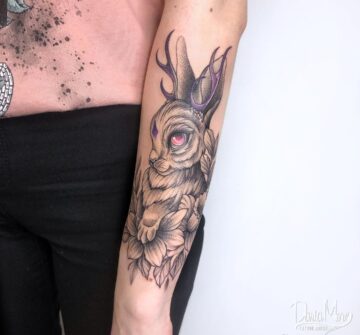 Кролик с цветами, графика, тату на руке у девушки