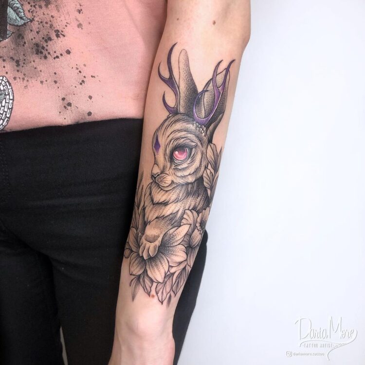 Кролик с цветами, графика, тату на руке у девушки