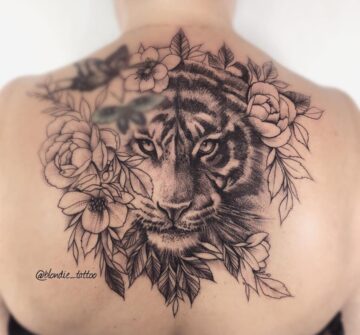 Тату тигр в цветах на спине у девушки