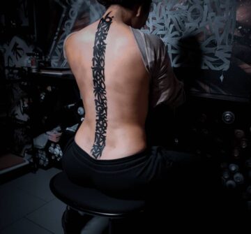 Тату абстракция, блэкворк (blackwork), леттеринг, разные надписи на спине у девушки
