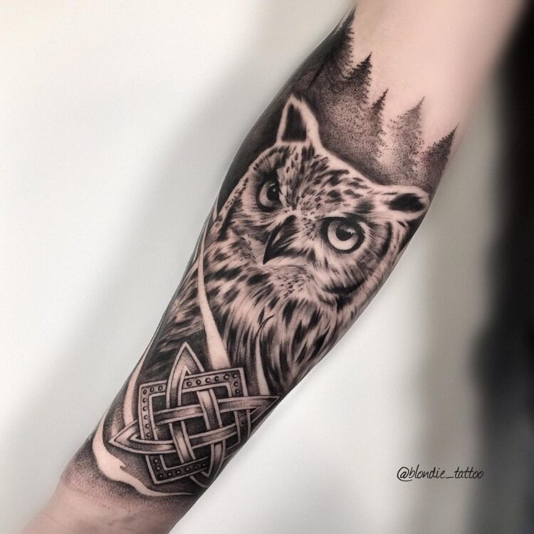 Тату блэк энд грей (black&grey), другие символы, совы  на предплечье у девушки
