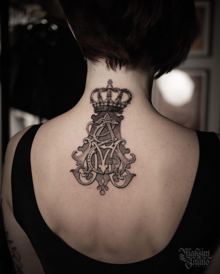 Тату блэк энд грей (black&grey), корона, разные надписи на спине у девушки