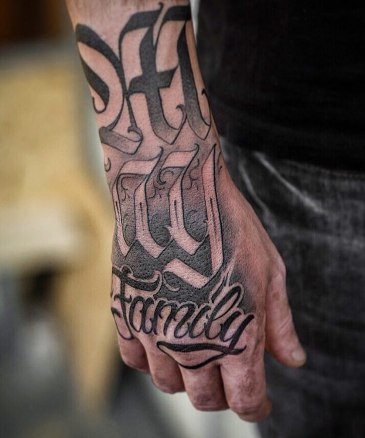Тату black&grey, леттеринг, надписи на английском  на кисти руки у парня