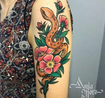 Тату змея, нью скул, цветы на плече у девушки
