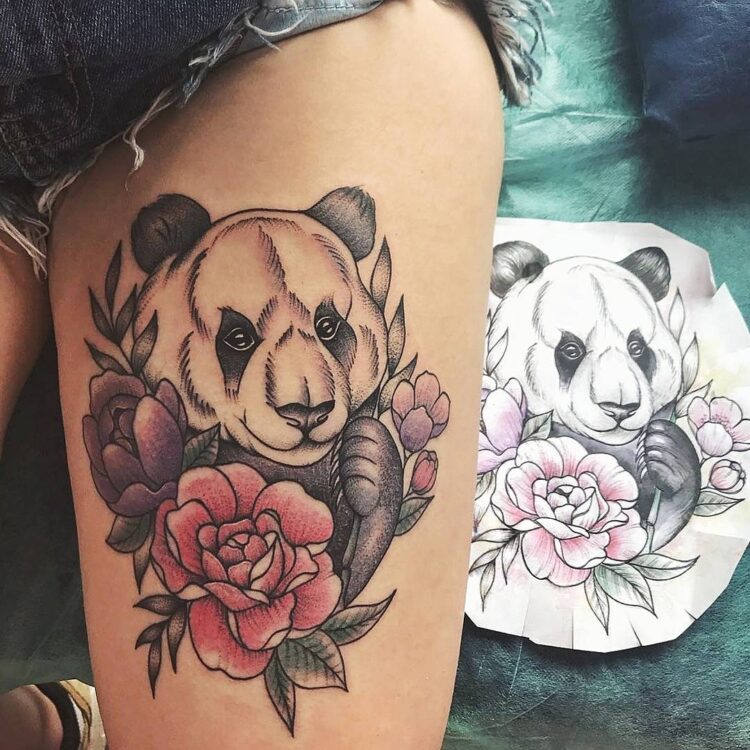 Тату графика, панда, розы, тюльпаны на бедре у девушки