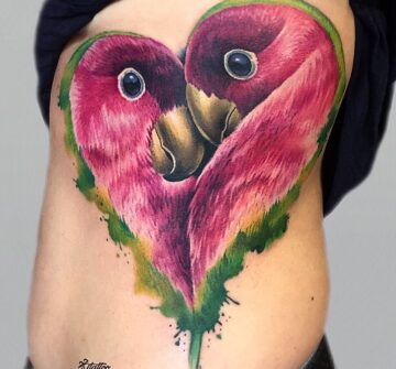 Два попугая в форме сердца, тату на боку у девушки