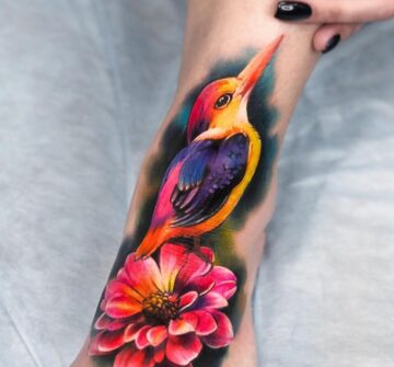 Птица и цветок, тату на руке у девушки