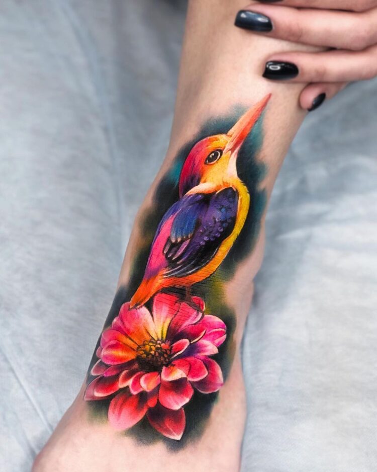 Птица и цветок, тату на руке у девушки