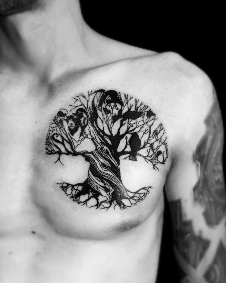 Дерево жизни, тату на груди у парня