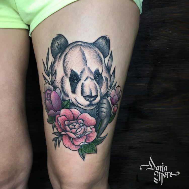 Тату панда с цветами на бедре у девушки