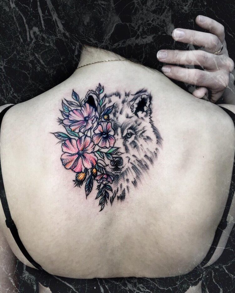 Тату волки, графика, цветы  на спине у девушки