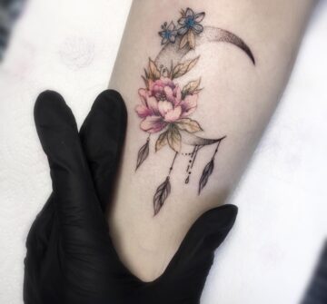 Полумесяц с цветами, миниатюрная тату на руке