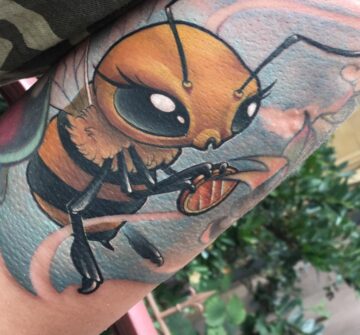 Тату нью скул, пчелы на руке у парня