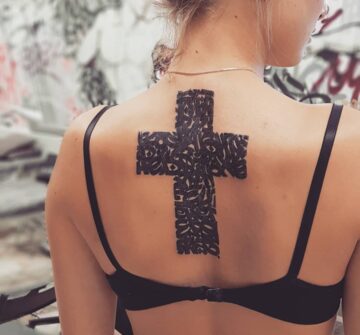 Тату абстракция, блэкворк (blackwork), кресты, леттеринг, надписи на русском на спине у девушки