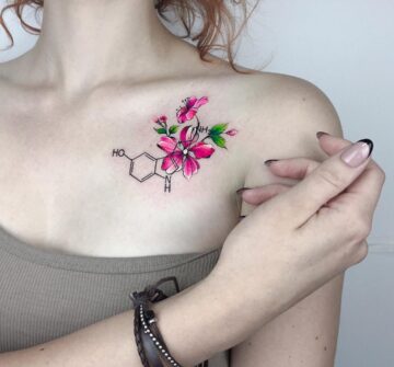 Химия, цветы, тату под ключицей у девушки