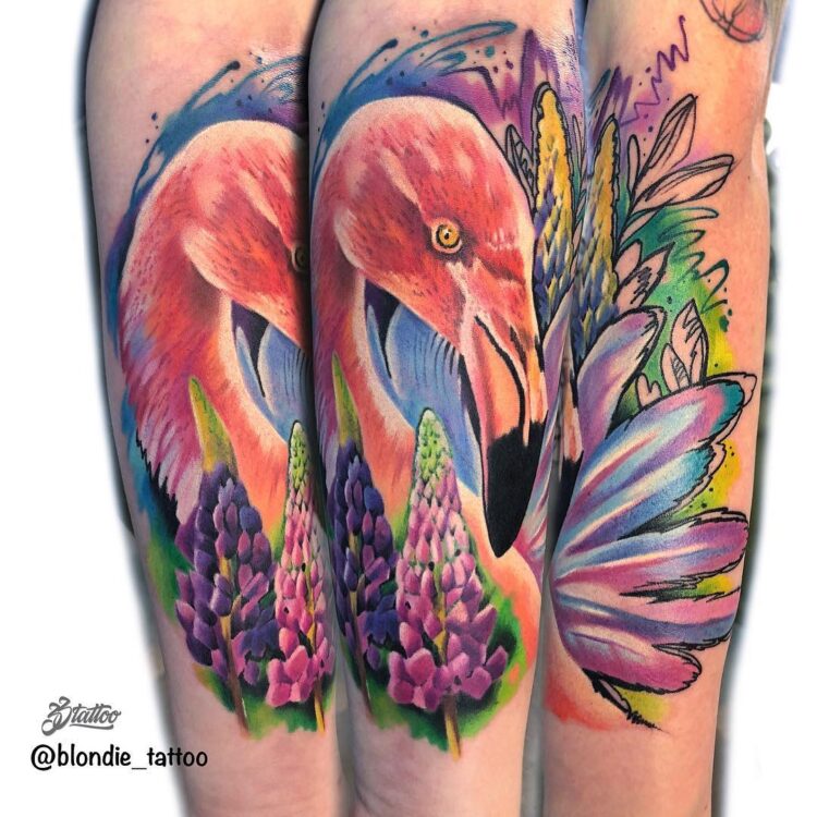 Фламинго и цветы, акварельная тату на руке