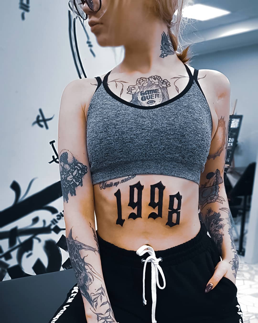 Девушка с татуировкой на пузе