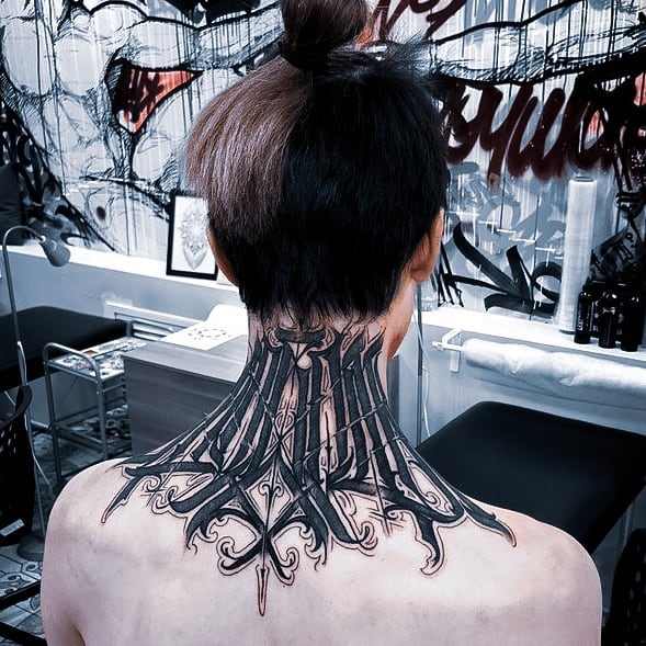 Тату блэкворк (blackwork), разные на шее у девушки