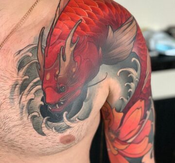 Морской дракон, азиатская тату на груди и руке