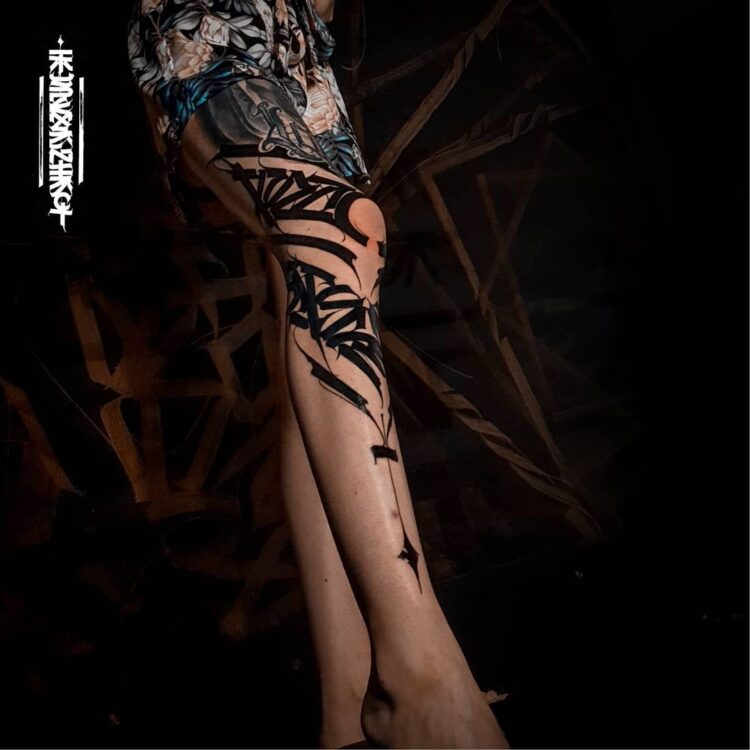 Тату абстракция, блэкворк (blackwork), разные надписи на ноге у девушки