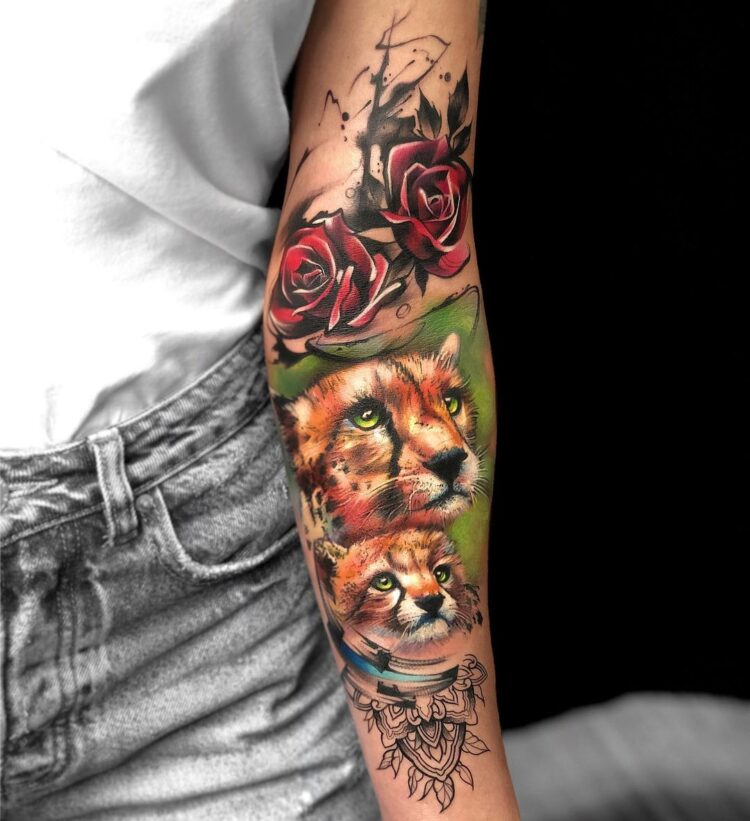 Гепарды и розы, тату на руке у девушки