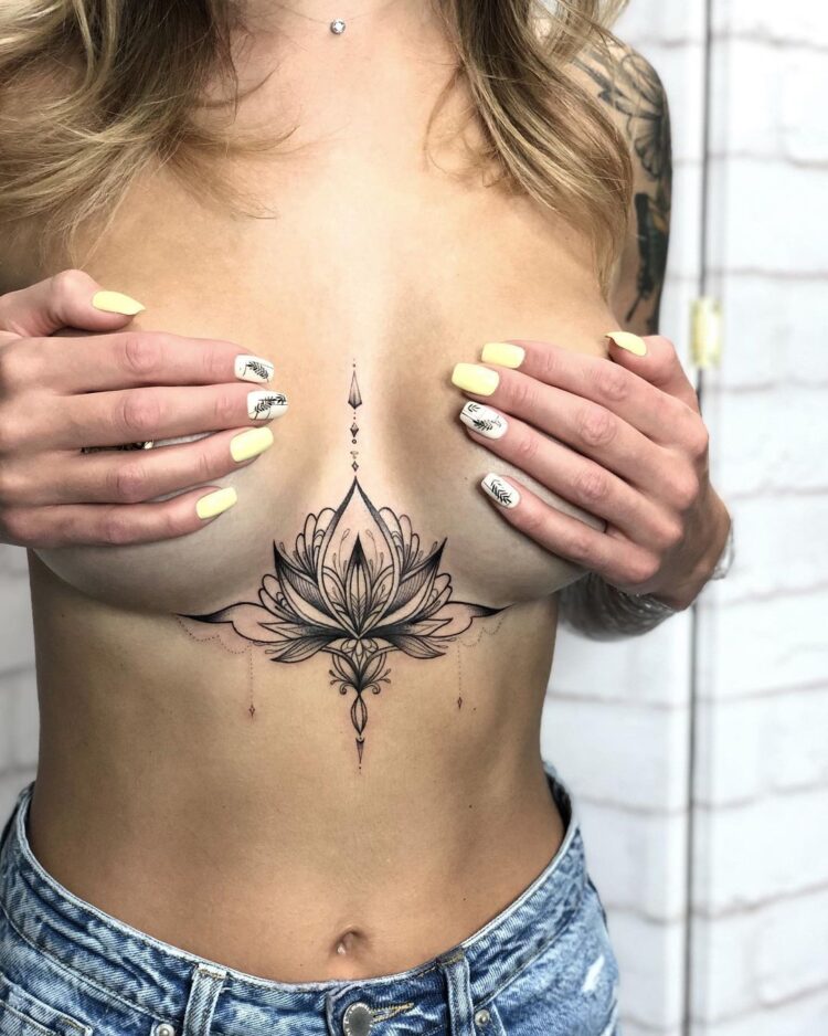 Тату блэкворк (blackwork), лотос на груди у девушки