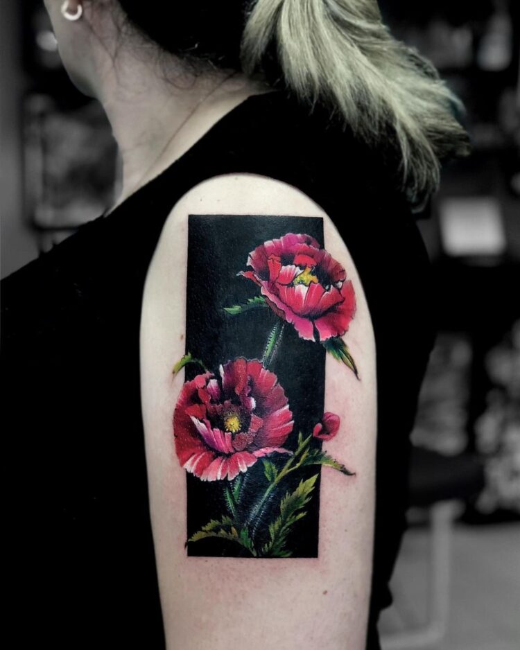Тату блэкворк (blackwork), реализм, цветы на плече у девушки