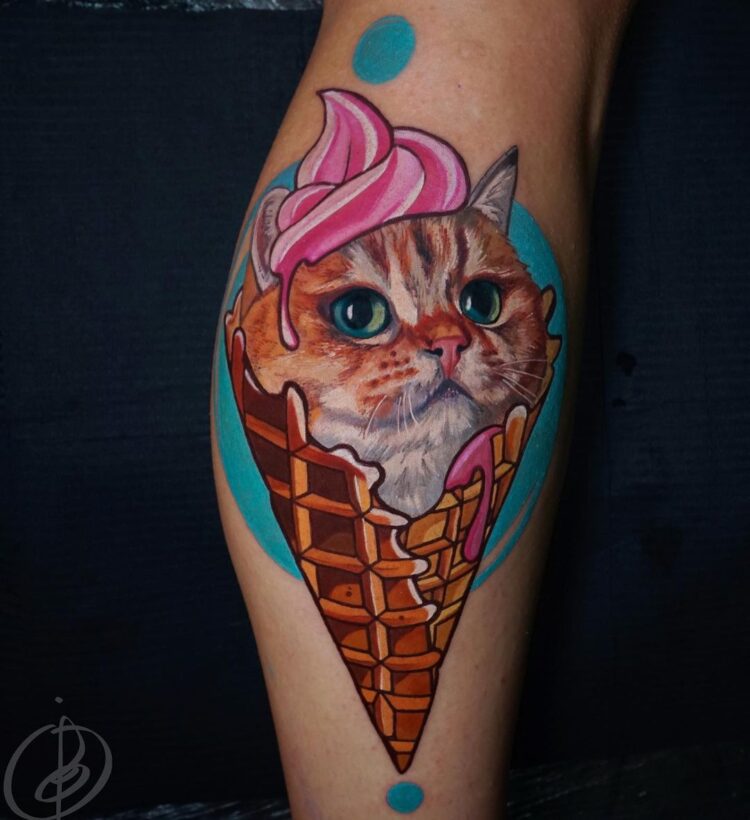 Котенок-мороженое, тату на ноге у девушки