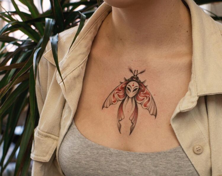 Тату азиатские, бабочки, графика на груди у девушки