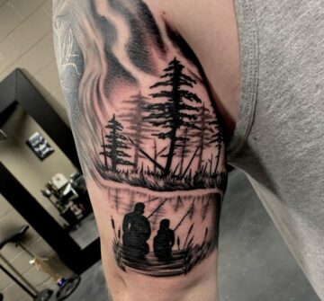 Рыбалка, озеро, деревья, тату на плече у парня