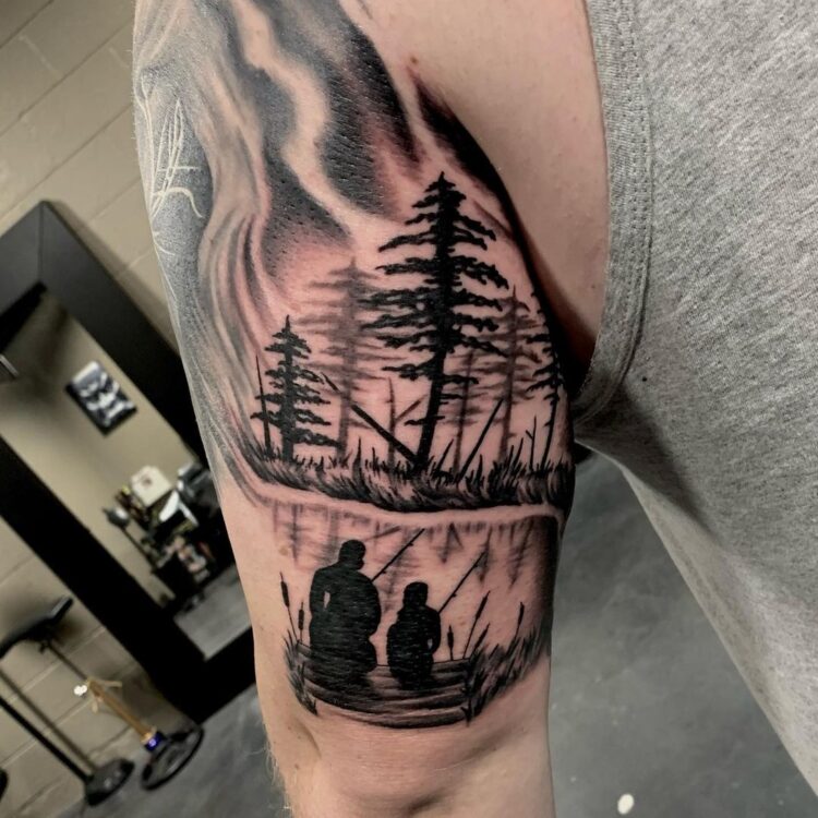 Рыбалка, озеро, деревья, тату на плече у парня