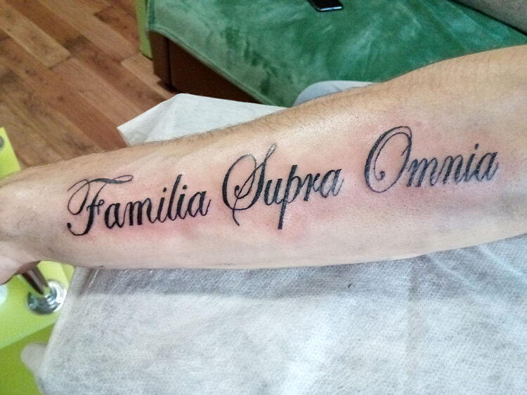 Надпись Familia Supra Omnia