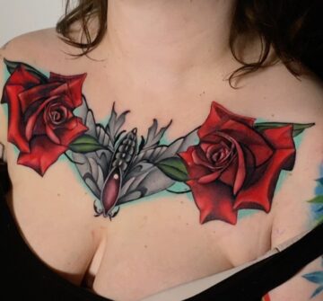 Две розы и мотылек, тату на груди у девушки