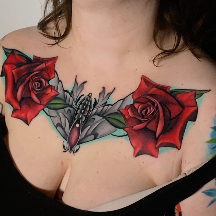 Две розы и мотылек, тату на груди у девушки