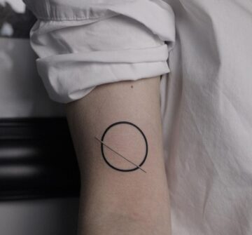 Круг с линией, минималистичная тату на руке