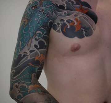 Тату волна, дракон, японские на груди, на руке у парня