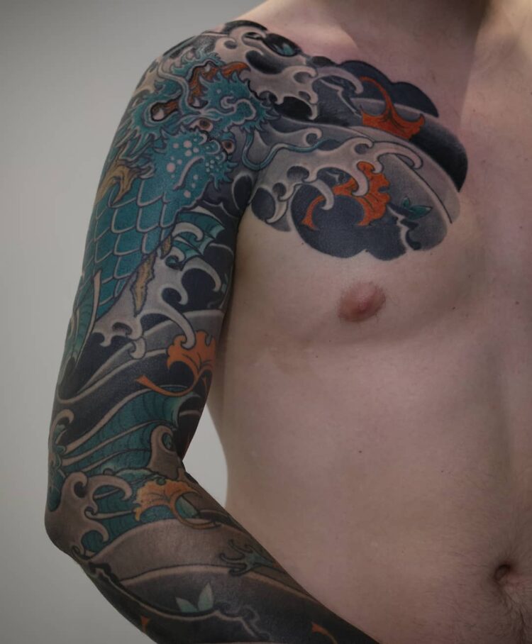 Тату волна, дракон, японские на груди, на руке у парня