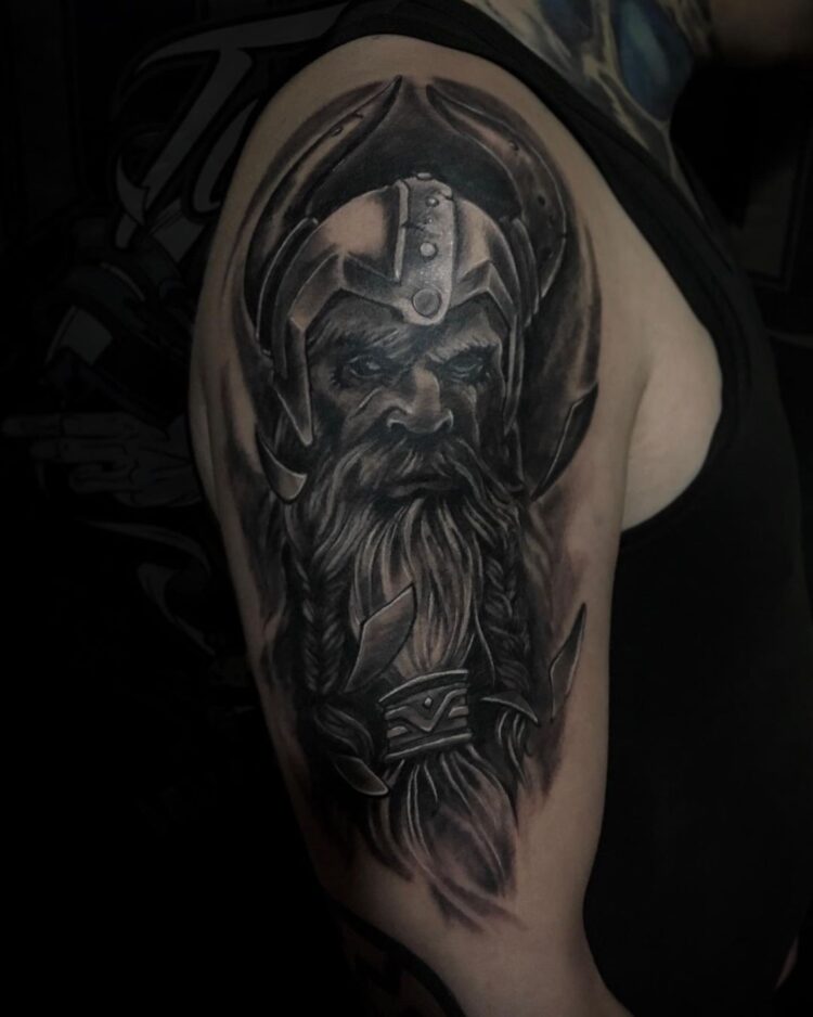 Тату блэк энд грей (black&grey), викинг, портреты на плече у парня