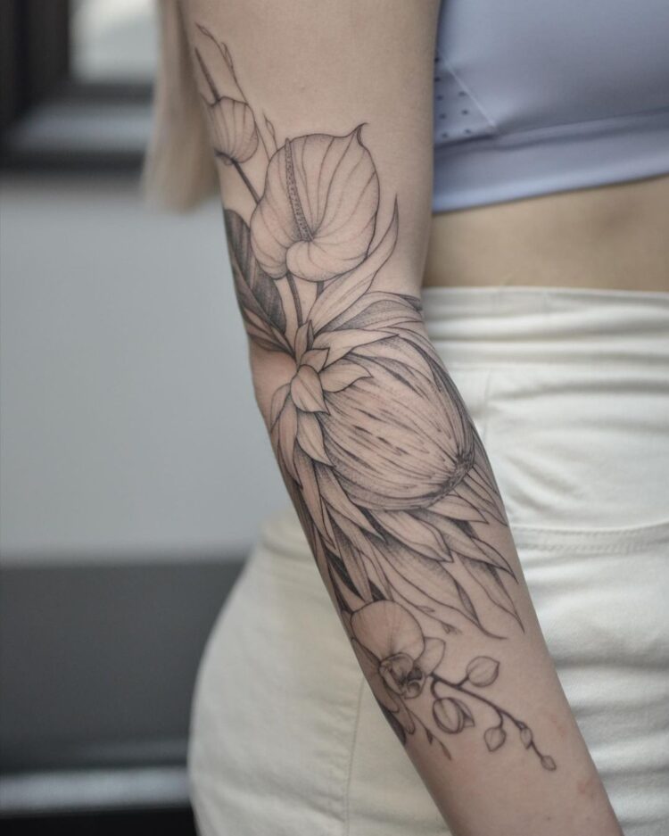 Тату блэк энд грей (black&grey), лайнворк, цветы на руке у девушки