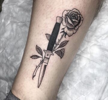 Роза и складной нож, тату на ноге