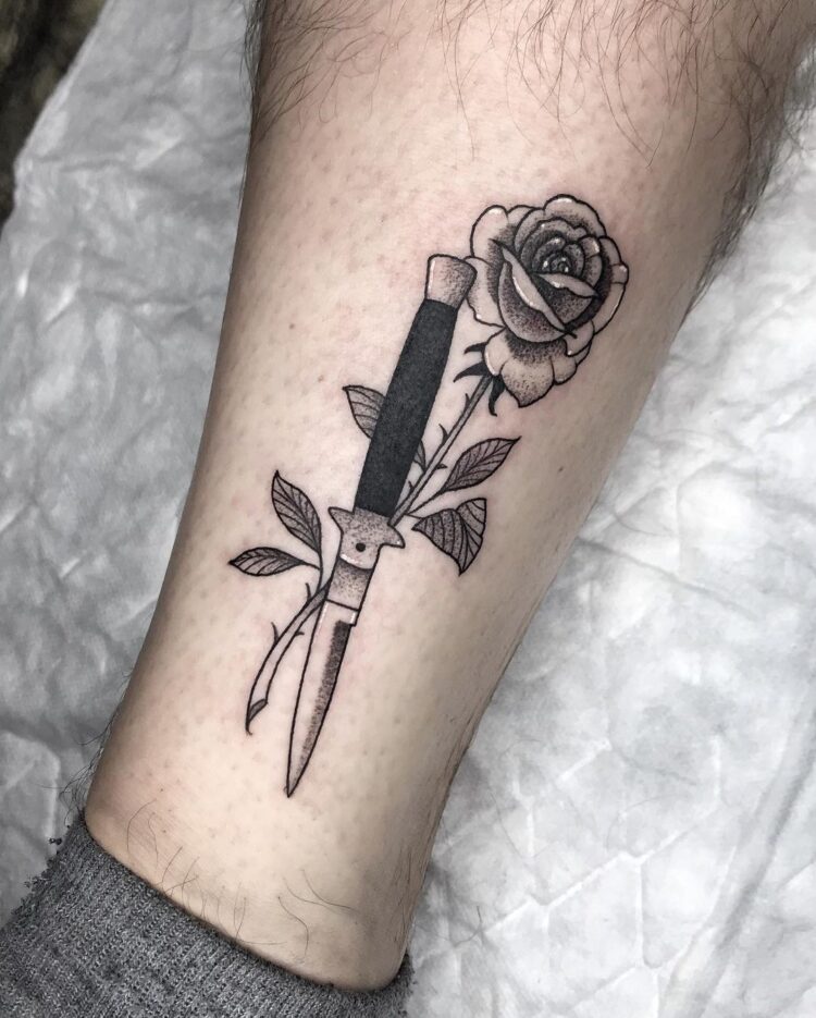 Роза и складной нож, тату на ноге