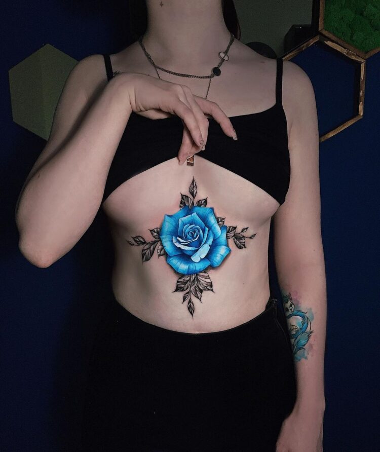 Тату синяя роза под грудью у девушки