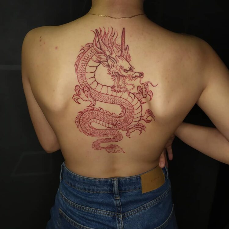 Тату дракон  на спине у девушки