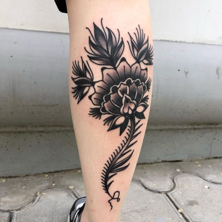 Тату блэкворк (blackwork), традишнл, цветы на голени (икрах) у девушки
